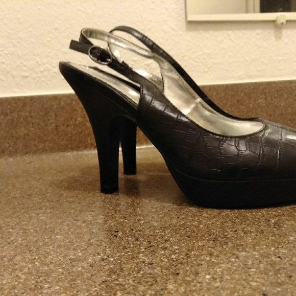 Shoes - Picture 4 of 8